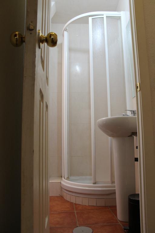 Hostal Graciela Madrid Bagian luar foto