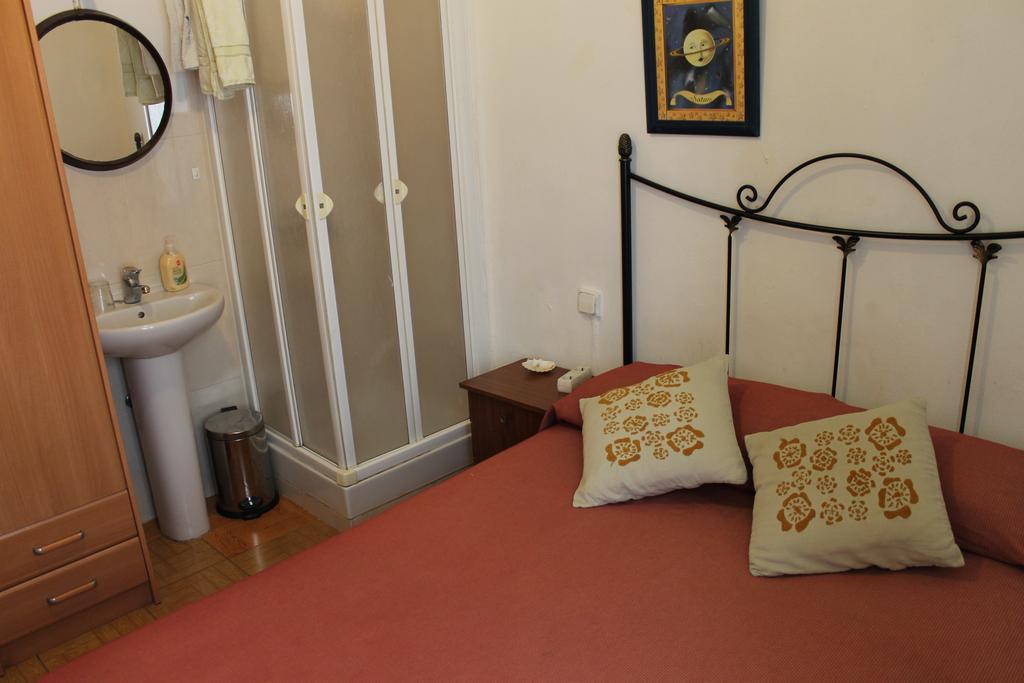 Hostal Graciela Madrid Bagian luar foto