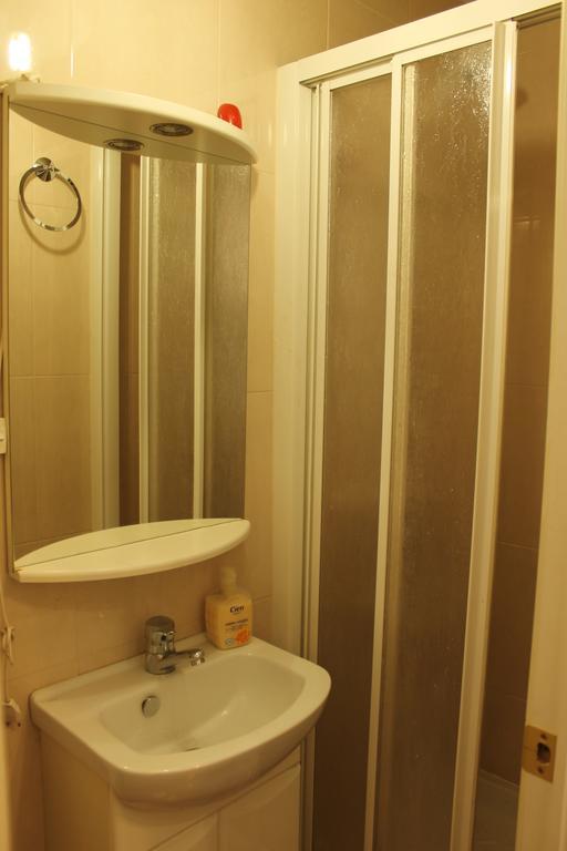 Hostal Graciela Madrid Bagian luar foto